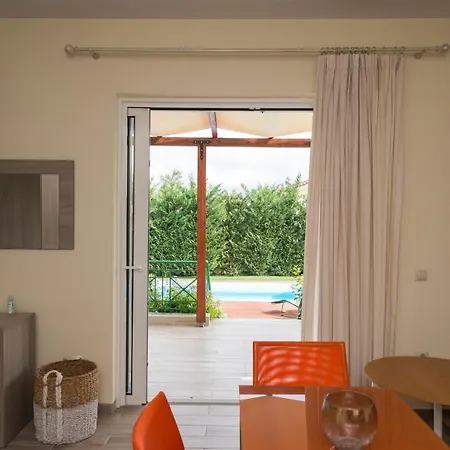 Venus With Private Pool, 2min To The Appartamento Finikounta