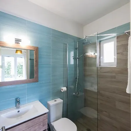 Venus With Private Pool, 2min To The Finikounta