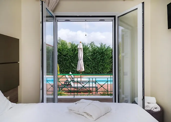 Venus With Private Pool, 2min To The Finikounta