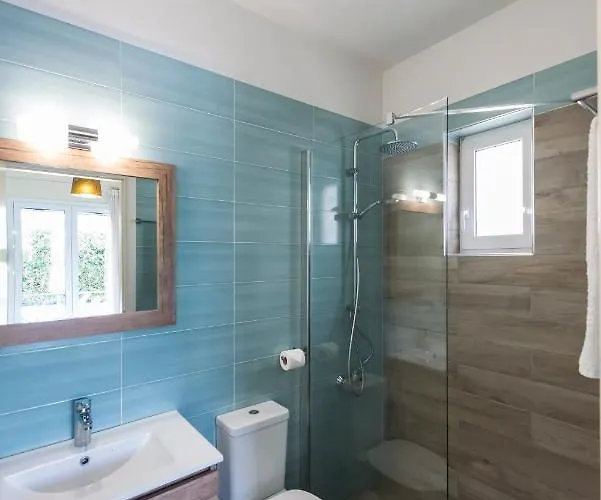 Venus With Private Pool, 2min To The Finikounta